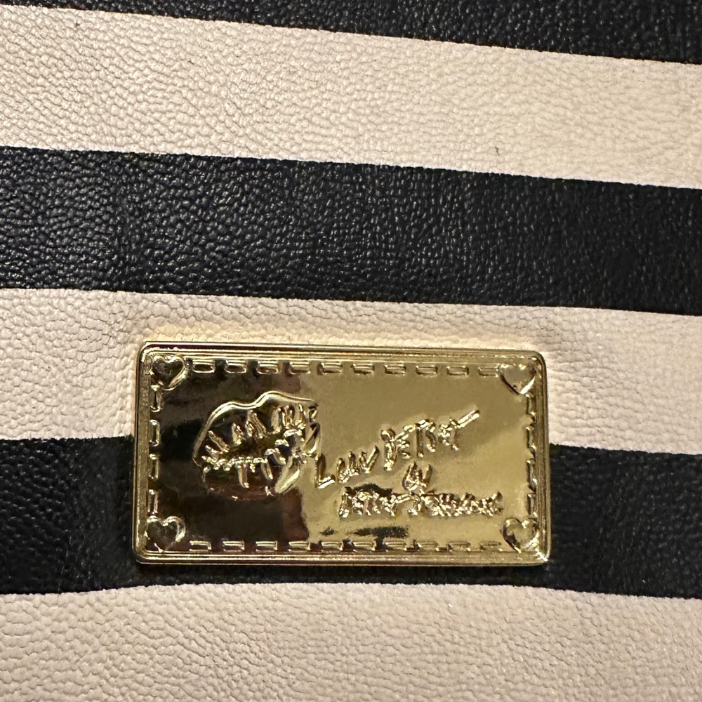 Betsey Johnson lip clutch with wristlet - Picture 3 of 6